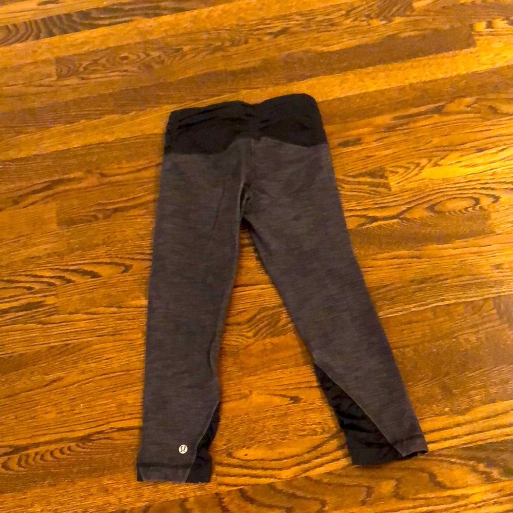 Cropped lululemon black/gray leggings